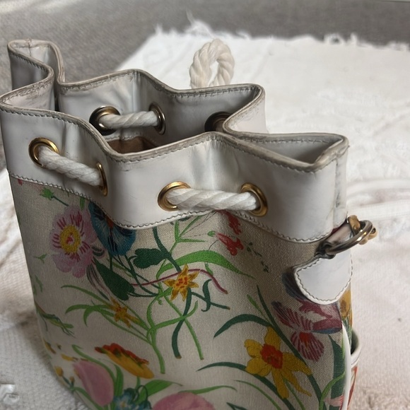 Gucci 🌷Vintage Gucci Flora Bucket crossbody with removable strap - Picture 6 of 11